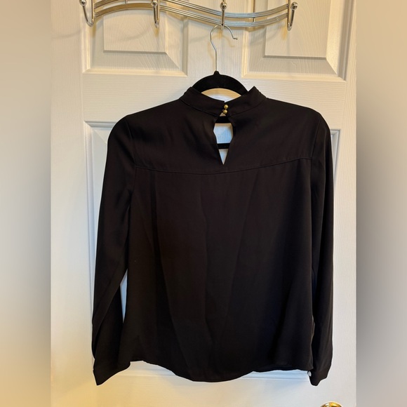 *NWT* GUESS Long-Sleeve Keyhole Choker Top, Size XS - Picture 4 of 11